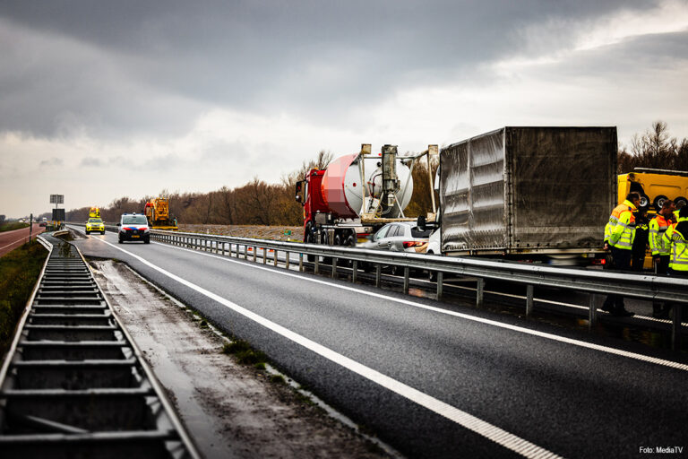 Dodelijk ongeval op N59 bij Ooltgensplaat: weg in beide richtingen afgesloten