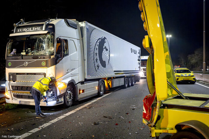A27 vrachtwagen negeert rood kruis
