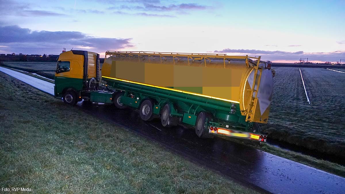 Vrachtwagen geschaard en bijna gekanteld op spekgladde dijk in Schardam [+foto’s]