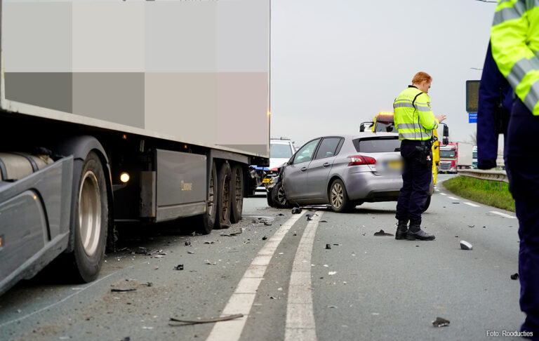 Auto botst tegen vrachtwagen op Markerwaardweg (N240) bij Zwaagdijk-Oost [+foto’s]