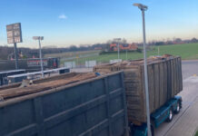 Overbeladen vrachtwagen met schroot