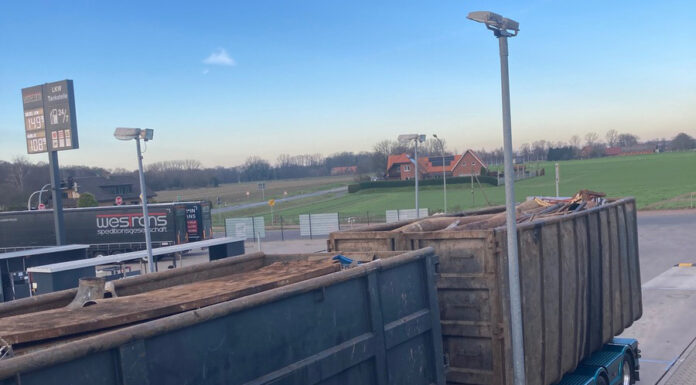 Overbeladen vrachtwagen met schroot