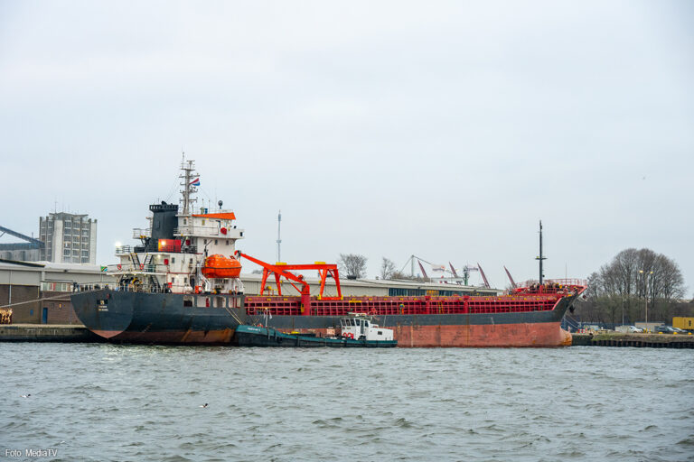 Verdacht bulkschip uit Russische ‘schaduwvloot’ al weken aan de ketting in haven van Amsterdam