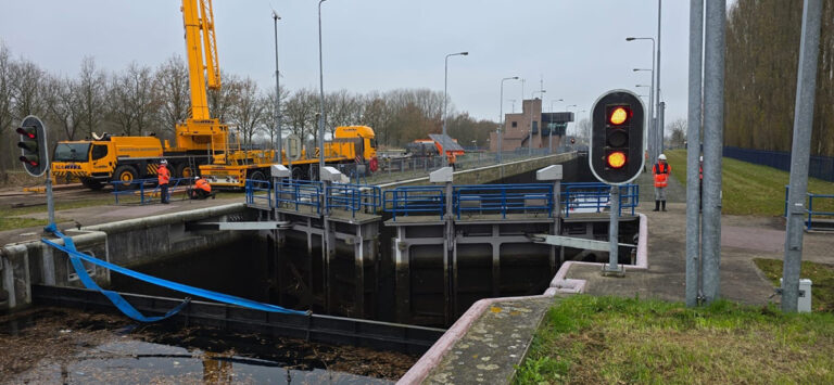 Sluis Schijndel weer open voor scheepvaart na herstelwerkzaamheden na aanvaring