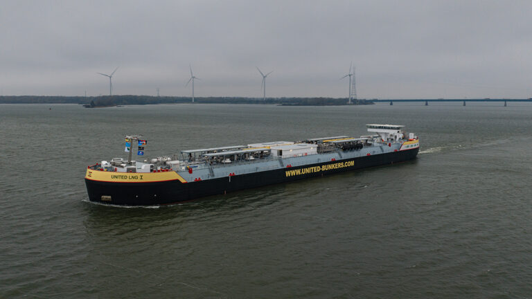 Somtrans doopt LNG-bunkerbarge United LNG I in haven van Antwerpen