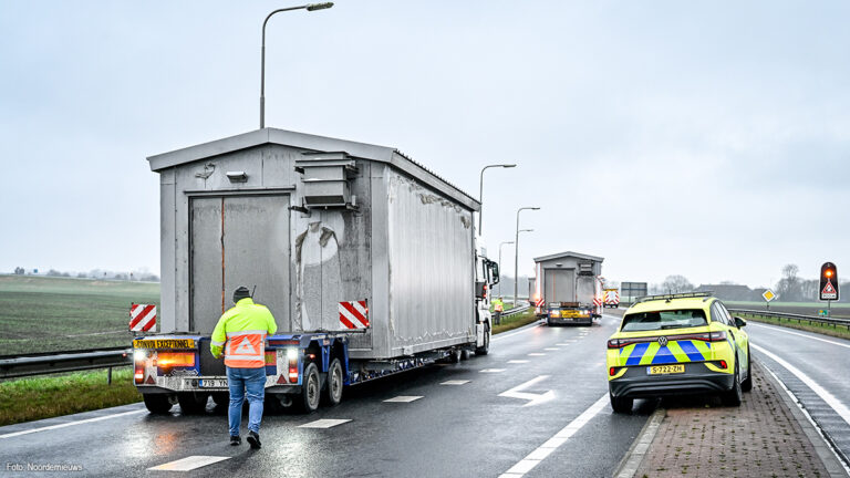 Exceptioneel transport loopt vast op N33 door storing aan Eelwerderbrug [+foto’s]