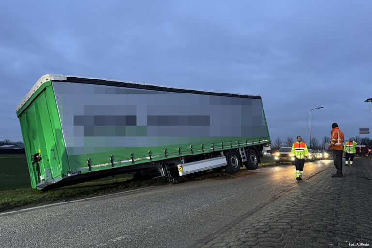 Trekker verliest oplegger op drukke N279 in Beek en Donk [+foto’s]
