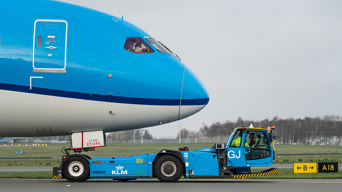 Eerste nieuwe elektrische vliegtuigtrekkers in gebruik bij KLM [+video]