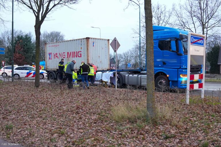 Voetganger aangereden door vrachtwagen op rotonde in Elsendorp