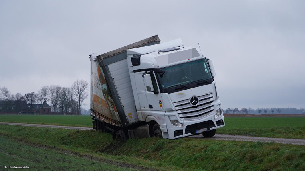 Vrachtwagen Sloot Kantens