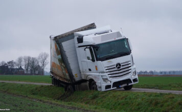 Vrachtwagen Sloot Kantens