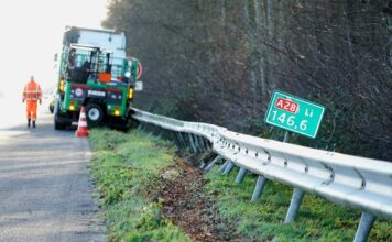 Vrachtwagen vangrail A28