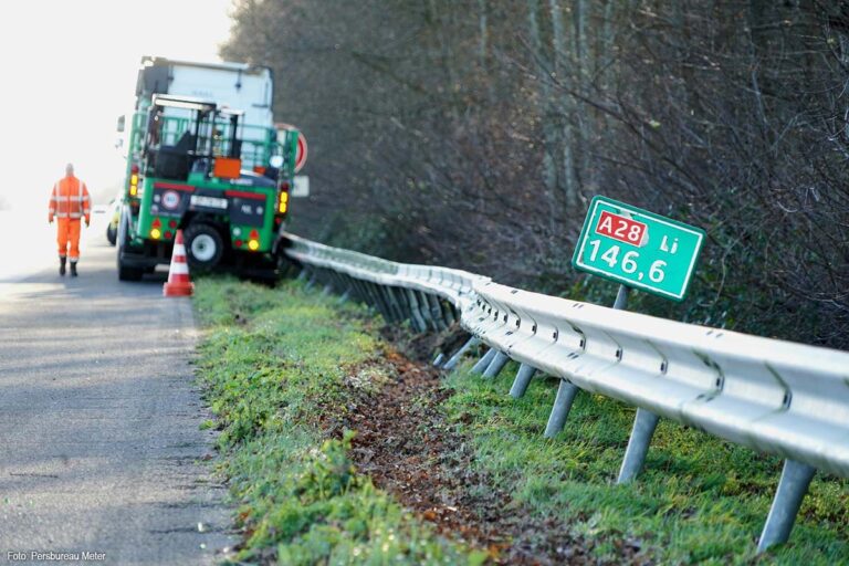 Vrachtwagen tegen vangrail op A28, lange file richting Hoogeveen