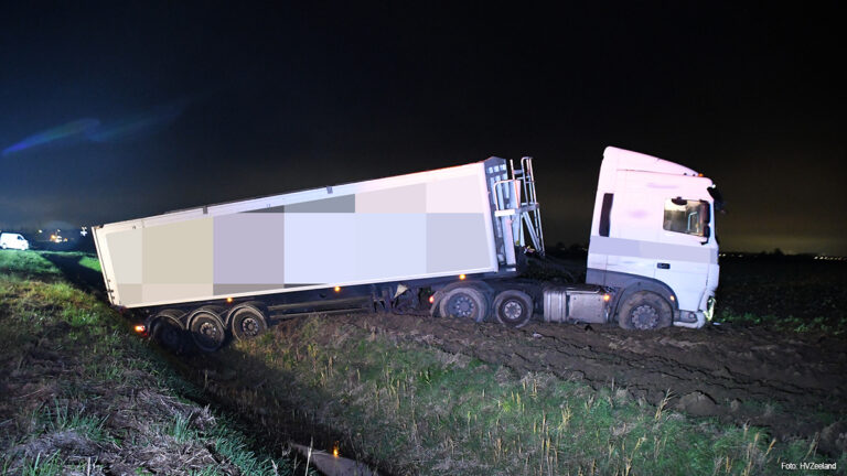 Vrachtwagen in akker na ongeluk N290 [+foto’s]