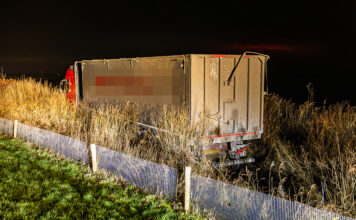 Vrachtwagen raakt van A6 en komt bijna in Tjeukemeer terecht Vrachtwagen in berm
