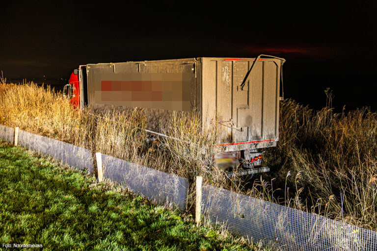 Vrachtwagen raakt van A6 en komt bijna in Tjeukemeer terecht