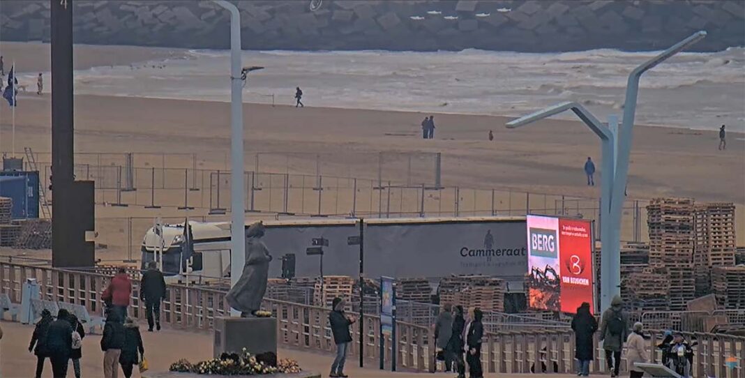 Opbouw vreugdevuur Scheveningen