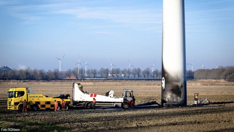 Mogelijk gestolen vrachtwagen volledig uitgebrand bij windmolen in Oud Gastel