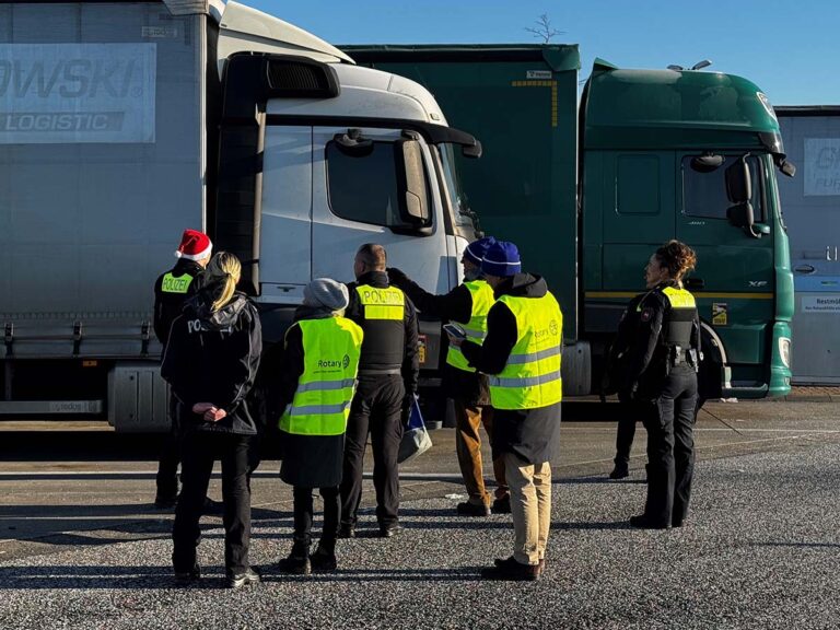 Geen controle, maar warme kerstgroet: politie bezoekt chauffeurs op Eerste Kerstdag [+foto’s]