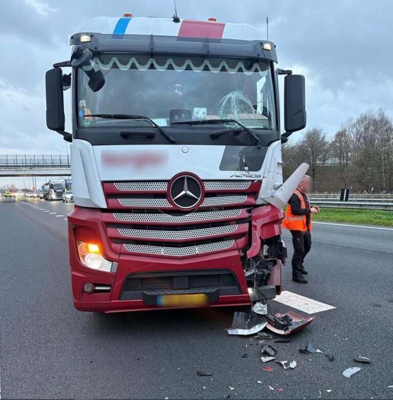 Twee vrachtwagens betrokken bij ongeval op A16