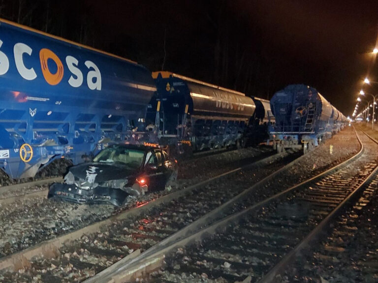 Zwaar ongeval in Rostock: voertuig eindigt op spoor, bestuurder met 1,29 promille opgepakt