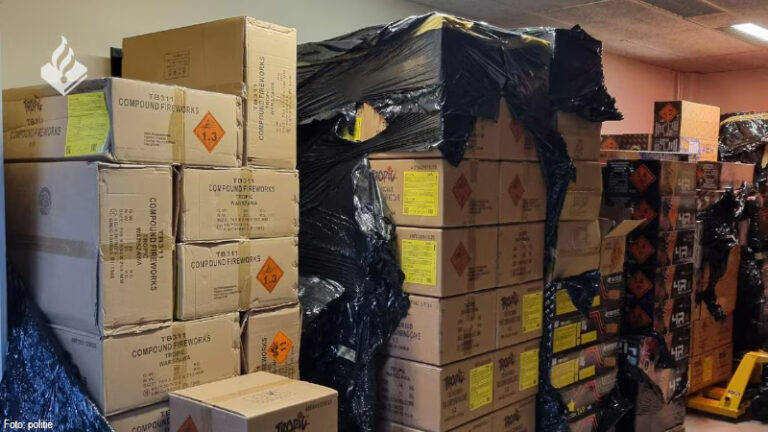 Ruim 8.500 kilo illegaal vuurwerk aangetroffen in bedrijfspand in Amsterdam-West