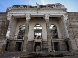 verwoest theater Marioepol