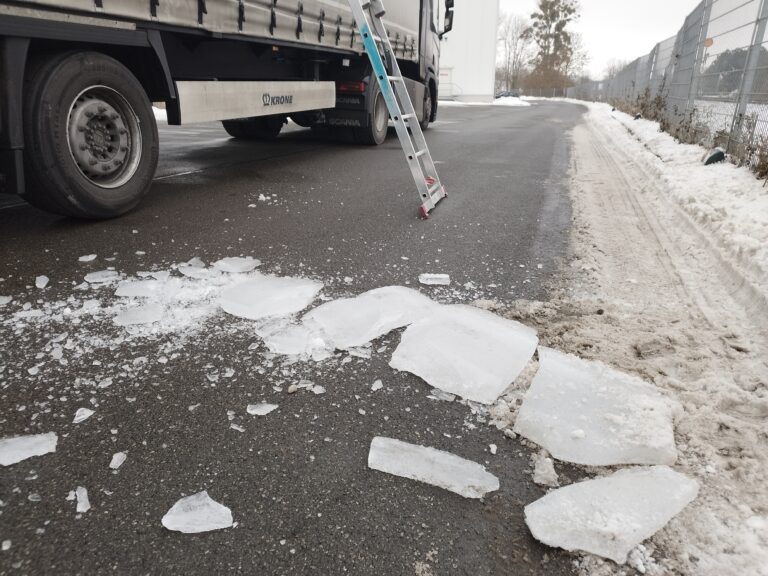 Duitse politie waarschuwt voor vallende ijsplaten van vrachtwagens: forse schade en groot ongevalsrisico [+foto’s]