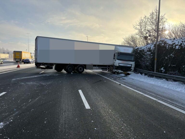 Geschaarde vrachtwagen zorgt voor afsluiting parallelbaan A12