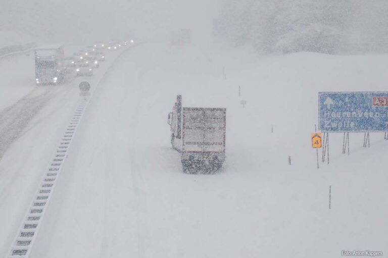 Toe- en afritten dicht door gladheid, verkeer komt heuvel niet op