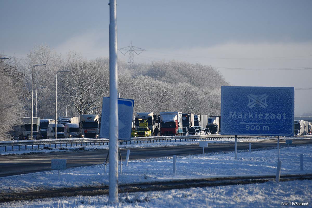 A58 bij Rilland volledig afgesloten door gladheid en ongeval