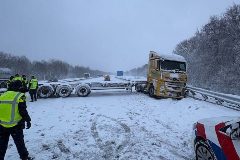 Weginspecteur van Rijkswaterstaat trekt met dienstvoertuig vrachtwagentrailer aan de kant op A59 [+video’s]