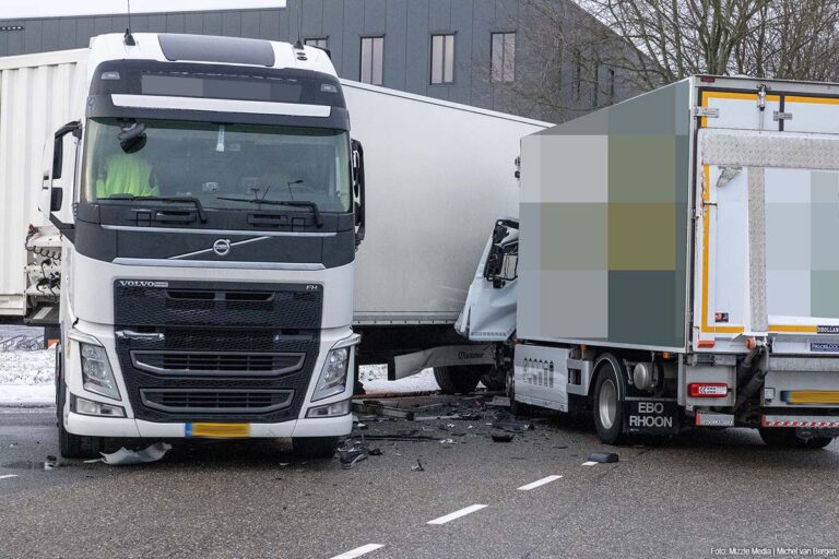 Veel schade bij aanrijding vrachtwagens door gladheid in Amsterdam