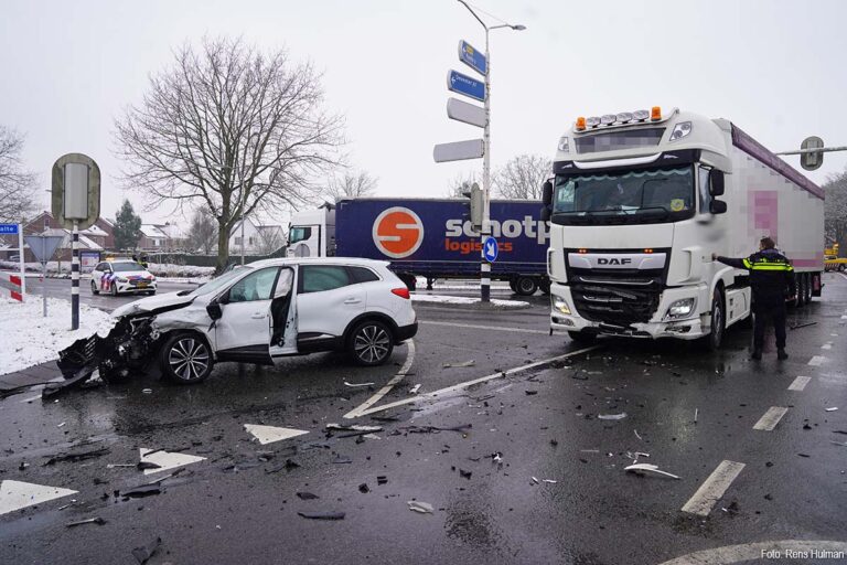 Verkeershinder op N348 bij Raalte na aanrijding tussen auto en vrachtwagen