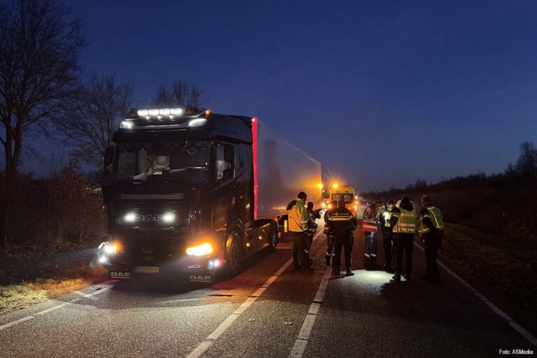 Man zwaargewond na aanrijding met vrachtwagen op N279 bij Aarle-Rixtel [+foto’s]