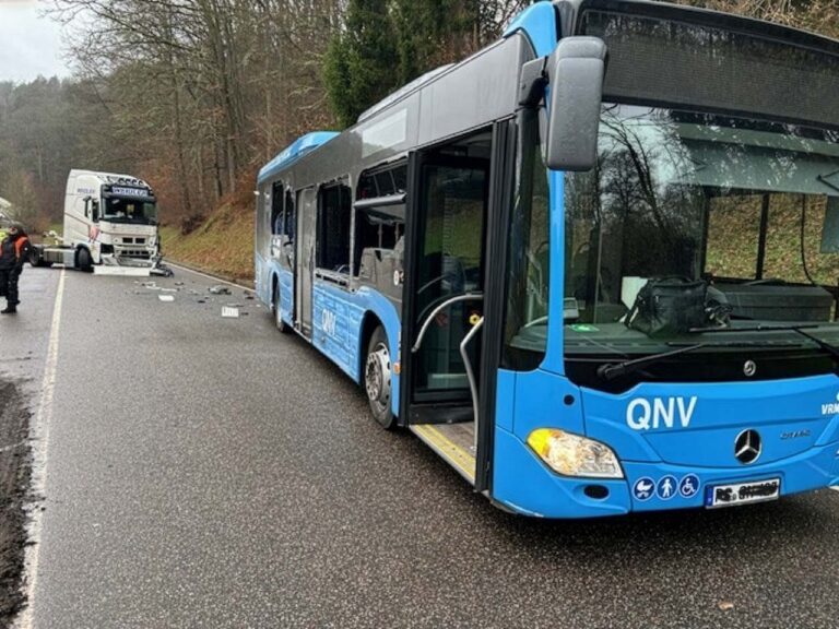 Lijnbus en vrachtwagen botsen op Duitse K1