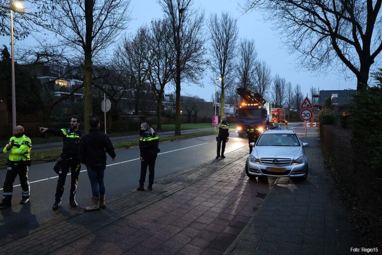 Vrachtwagenchauffeuse gewond bij aanrijding tijdens lossen in Zoetermeer