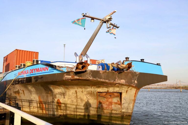 Aanvaring tussen binnenvaarttanker en containerschip op de Waal [+foto’s]