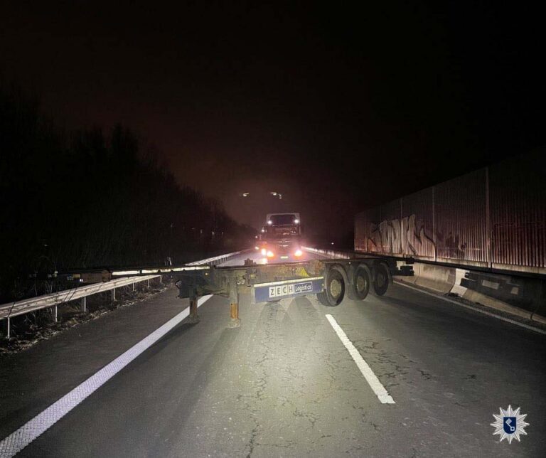 Politie onderzoekt mogelijke poging tot doodslag na blokkade Duitse A281 met oplegger