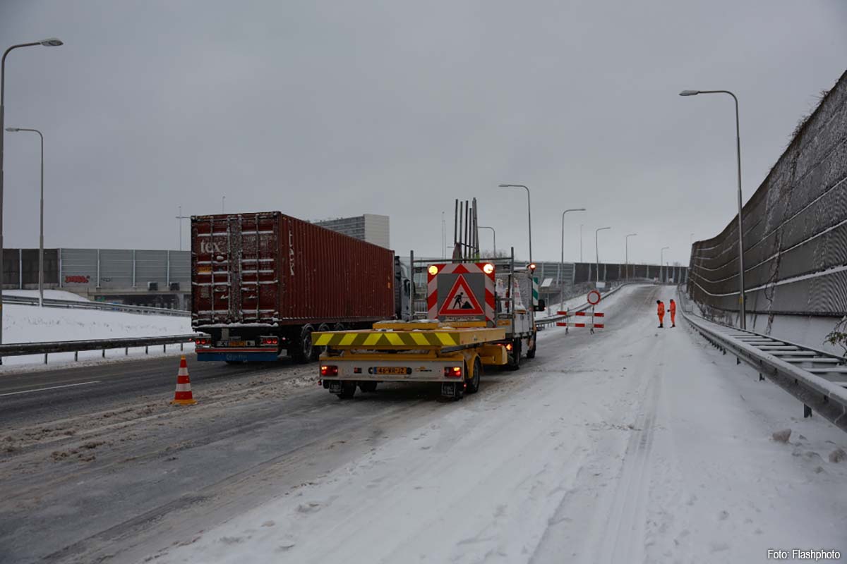 Verbindingsweg A20 naar A4 verandert in glijbaan door winterweer