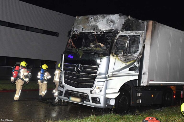 Vrachtwagen brandt uit op bedrijventerrein in Middelburg