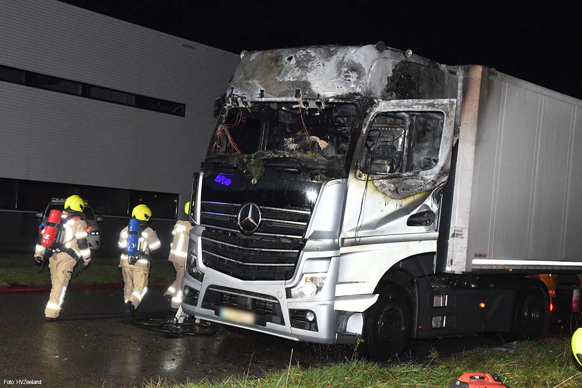 Vrachtwagen brandt uit op bedrijventerrein in Middelburg