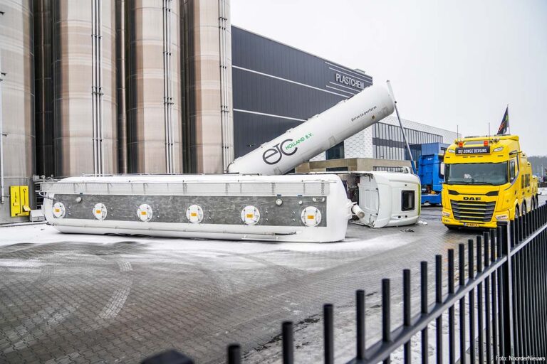 Vrachtwagen met PVC gekanteld bij loswerkzaamheden in Hardenberg
