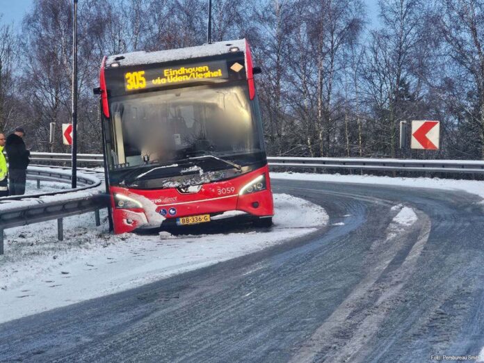 Bus tegen vangrail Uden