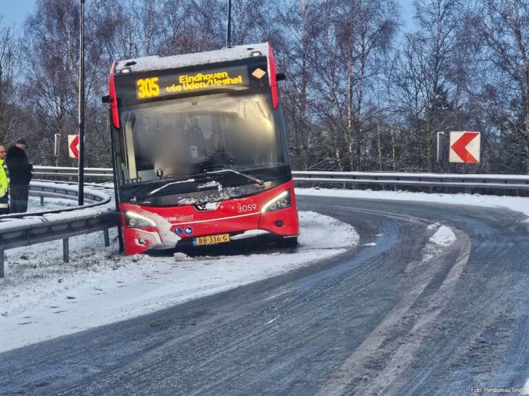 Bus botst tegen vangrail na aanrijding met twee auto’s bij Uden [+foto’s]