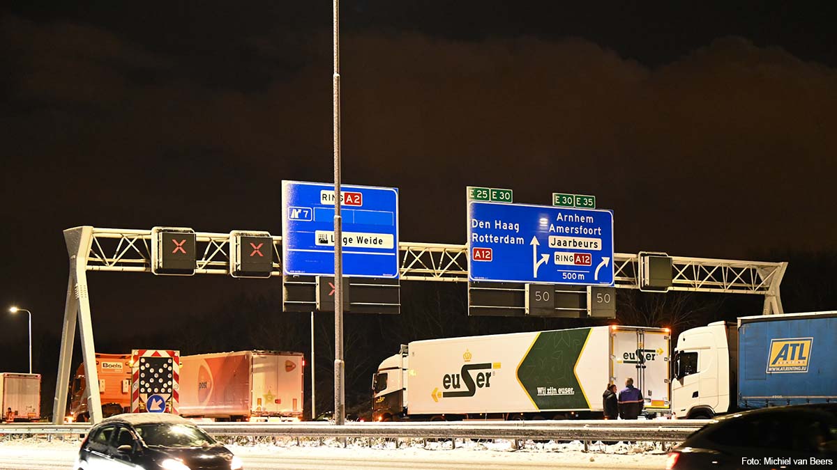 Chaos op snelwegen rond Utrecht door opvriezing: meerdere vrachtwagens stilgevallen [+foto’s]