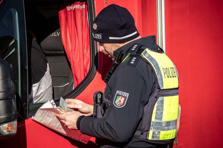 Duitse politie treft meerdere ernstige overtredingen aan bij vrachtwagencontroles