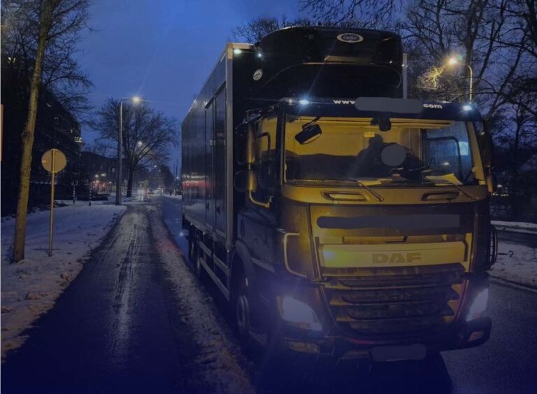 Vrachtwagen stilgezet na ernstige overtredingen bij controle in Den Haag