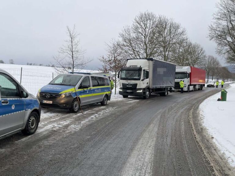 Duitse politie treedt streng op tegen sneeuw en ijs op voertuigen: 52 chauffeurs beboet [+foto’s]