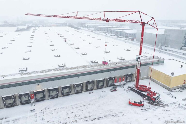Dak groot distributiecentrum in Heerenveen wordt sneeuwvrij gemaakt [+foto’s]